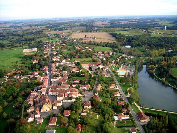 Vue aerienne de Castelnau d'Auzan